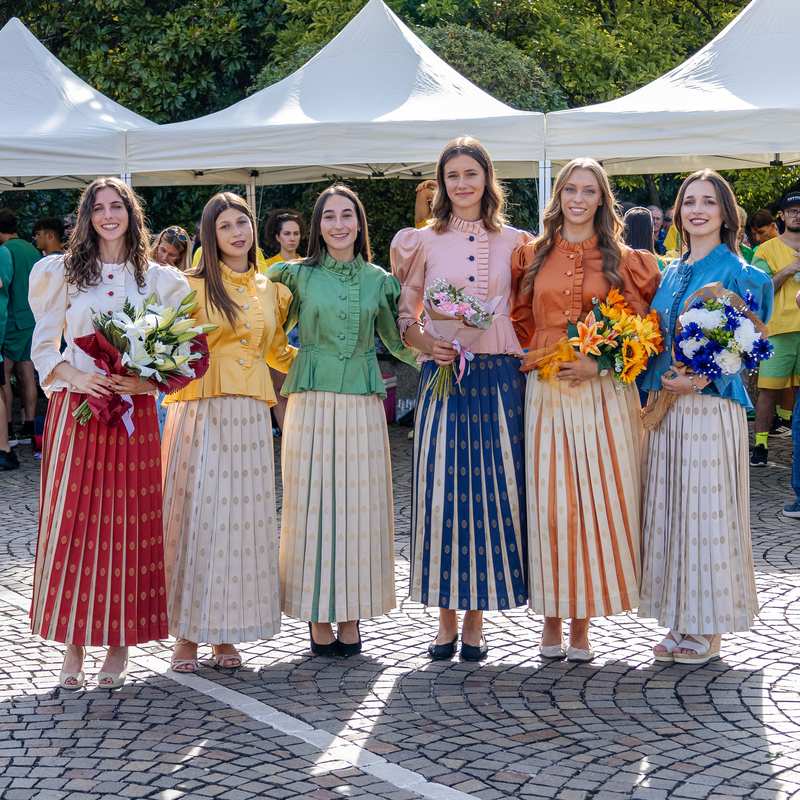 Le ragazze del corteo nei costumi contadini